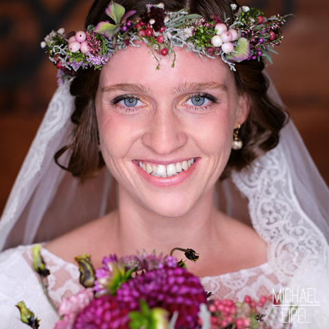 Portrait Braut mit Strauß & Blumenschmuck – Hochzeitsfotografie