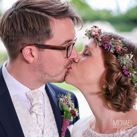 Brautpaar Kuss – Hochzeitsfotografie