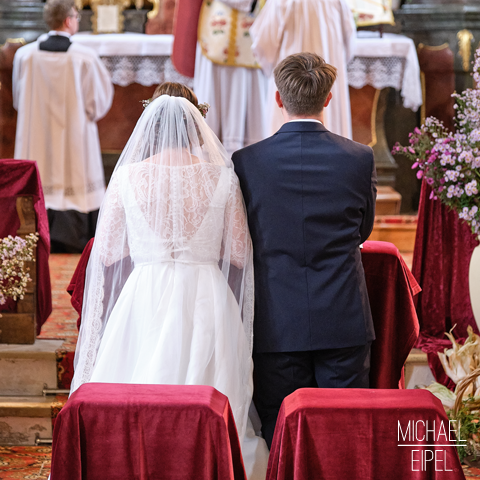 Brautpaar am Traualtar – Hochzeitsfotografie