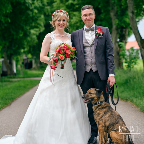 Brautpaar mit Hund – Hochzeitsfotografie