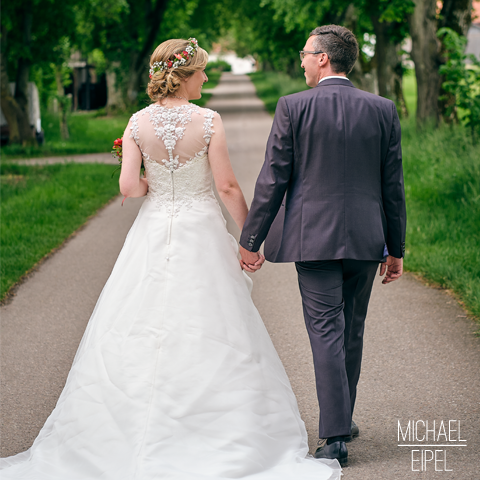 Brautpaar läuft – Hochzeitsfotografie
