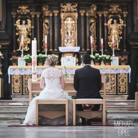 Brautpaar am Traualtar – Hochzeitsfotografie