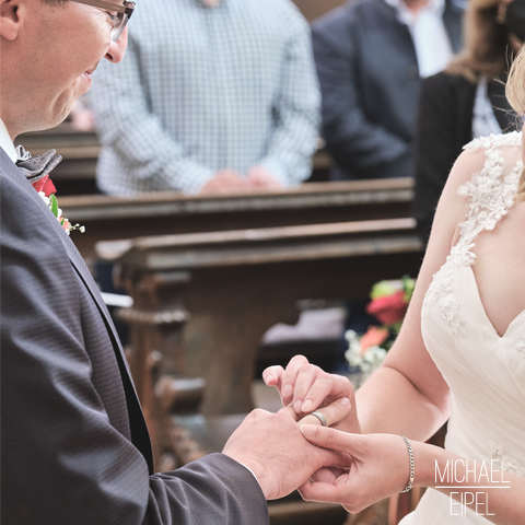 Brautpaar Ringe tauschen – Hochzeitsfotografie