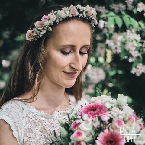 Braut mit Strauß & Blumen im Haar – Hochzeitsfotografie