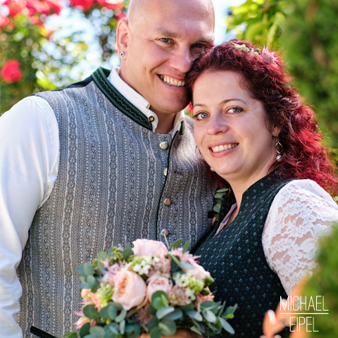 Brautpaar im Garten – Hochzeitsfotografie