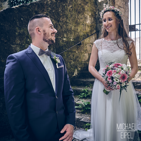 Brautpaar auf Steintreppe – Hochzeitsfotografie