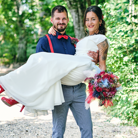 Bräutigam trägt Braut auf Händen – Hochzeitsfotografie