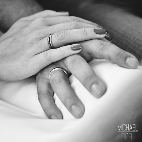 Brautpaar Hände mit Ring – Hochzeitsfotografie