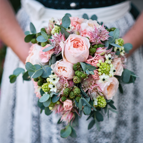 Brautstrauß mit Karte – Hochzeitsfotografie