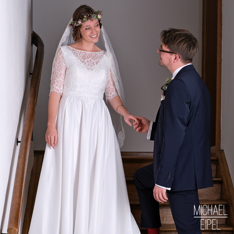 Brautpaar auf Treppe – Hochzeitsfotografie