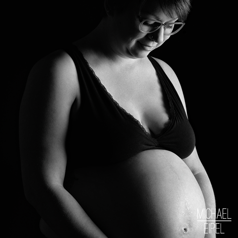 Babybauch Schwarz-Weiß – Portrait