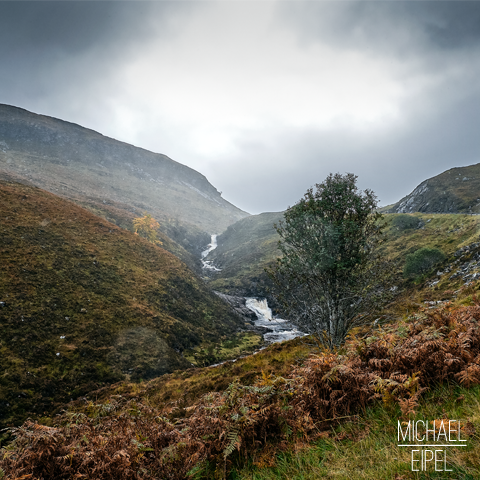 Fluss durch die regnerischen Highlands – Schottland