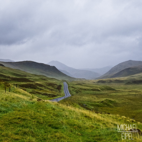 Straße durch die Highlands – Schottland